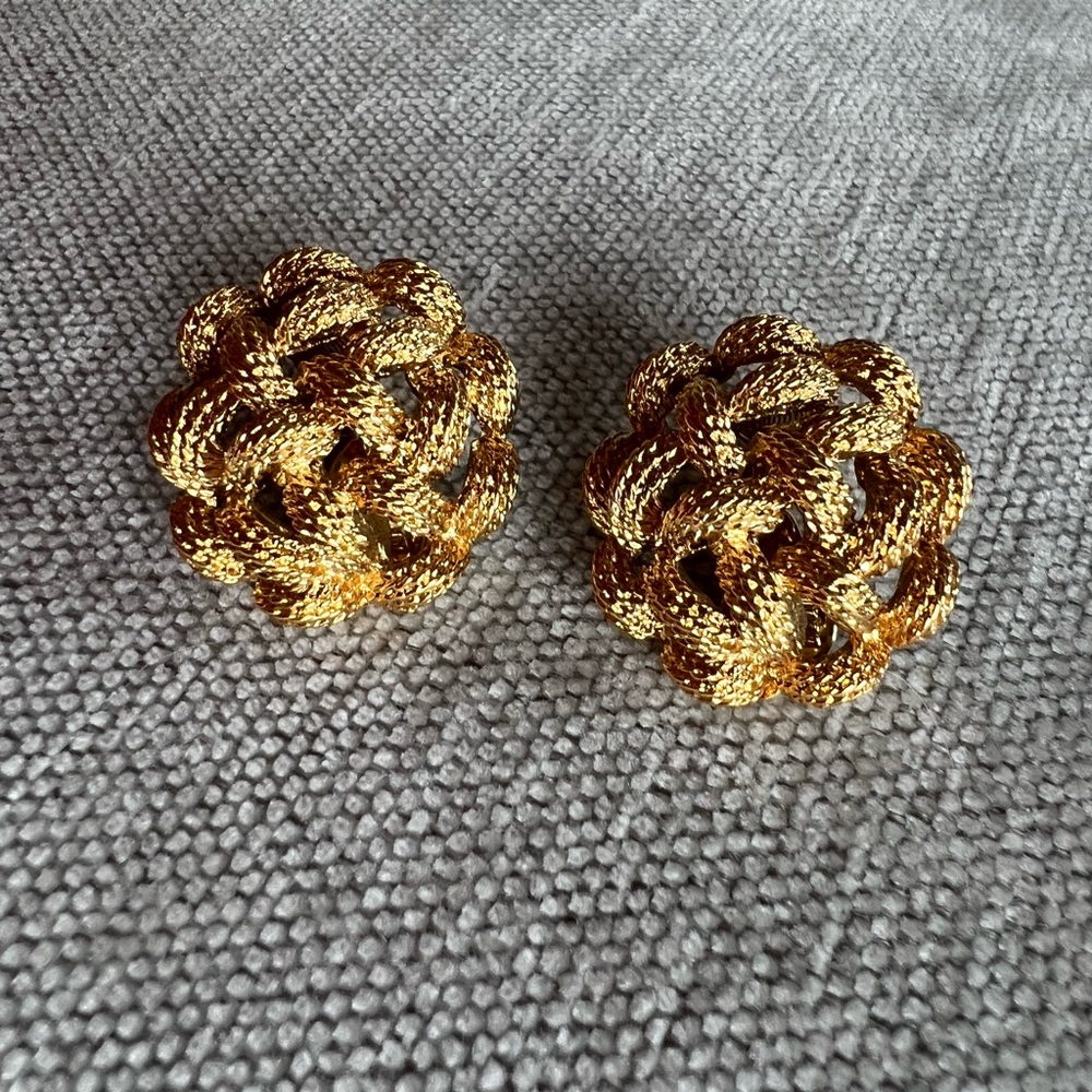 Monet Matte gold Earrings
